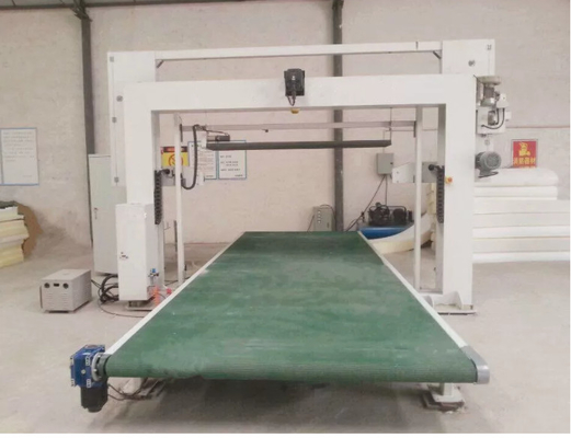 Rotierendes Blatt aufrechte CNC-Schwamm-Schneidemaschine für flexiblen Schwamm