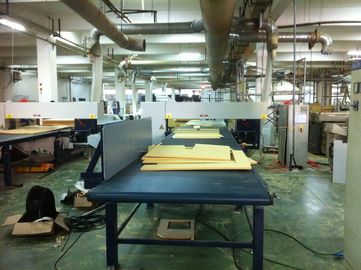 Steife PU-Schaum-Vakuumschneiden-Hochgeschwindigkeitsmaschine voll automatisch, Schaum CNC-Schneider
