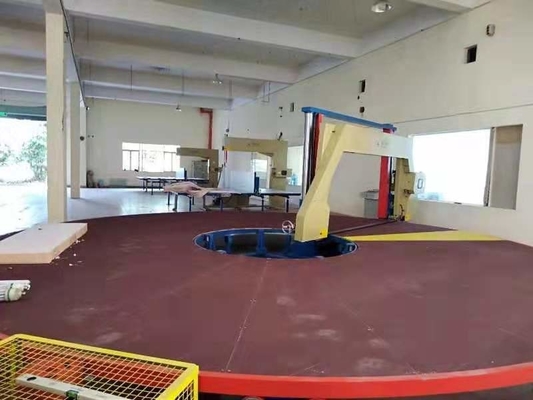 Fünfstückige automatische horizontale Schaumschneidemaschine mit Karusselltisch