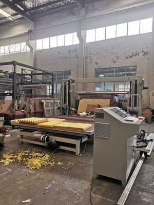 Maschine zum Schneiden von Schaum aus CNC-Horizontal-Oszillier-Sägen für Schwamm und flexibles PU mit Gürtel-Rotationstisch