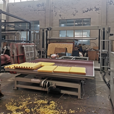 Maschine zum Schneiden von Schaum aus CNC-Horizontal-Oszillier-Sägen für Schwamm und flexibles PU mit Gürtel-Rotationstisch