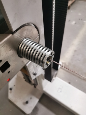 Maschine zum Schneiden von Schaum aus CNC-Horizontal-Oszillier-Sägen für Schwamm und flexibles PU mit Gürtel-Rotationstisch
