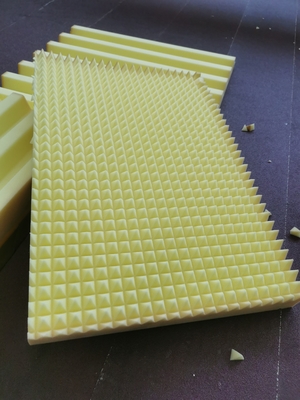 Maschine zum Schneiden von Schaum aus CNC-Horizontal-Oszillier-Sägen für Schwamm und flexibles PU mit Gürtel-Rotationstisch