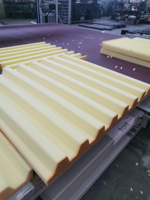 Maschine zum Schneiden von Schaum aus CNC-Horizontal-Oszillier-Sägen für Schwamm und flexibles PU mit Gürtel-Rotationstisch
