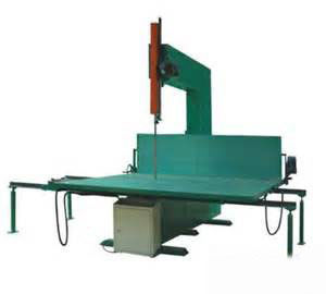 Matress-Schwamm-vertikale Schneidemaschine mit dem linearen Führer, der Handrad 1.74kw in Position bringt