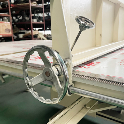 Manueller vertikaler Schwamm-Matratzen-Schaum-Schneidemaschine CNC
